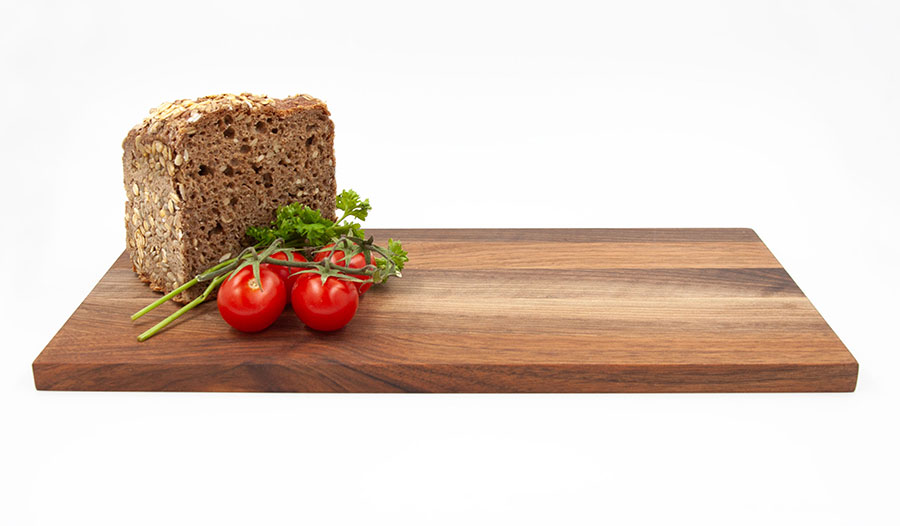 Brett-aus-Nusbaumholz-zum-schneiden