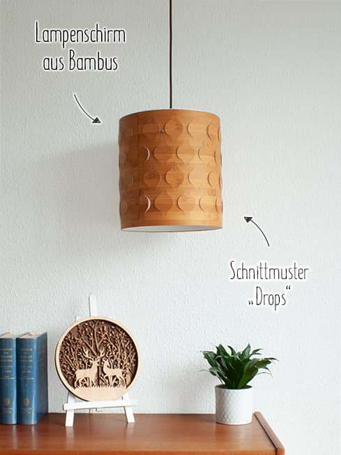 Holzlampe hängend mit Lampenschirm aus Bambus Furnier und Schnittmuster "Drops"