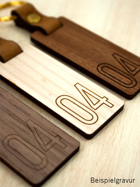 Zimmerschlüssel Anhänger aus Holz, Leder und Messing gravieren lassen