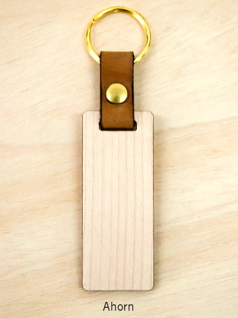 Schlüsselanhänger für Gastgewerbe und Hotelbedarf aus Ahornholz, Leder und Messing mit eigenem Logo gravieren